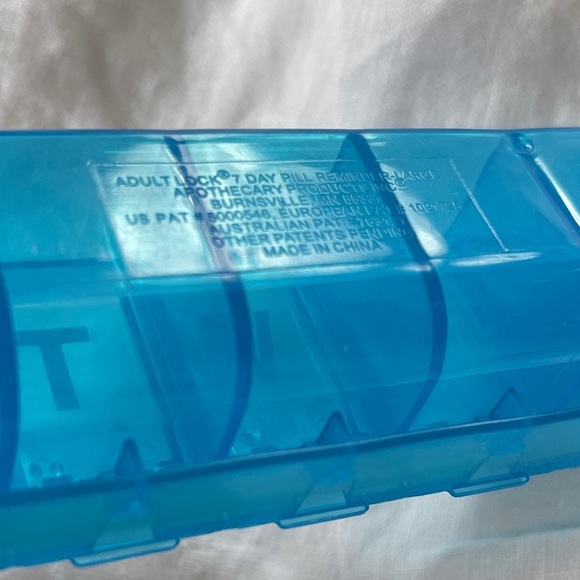Weekly 7-Day Pill Organizer, Days of the Week Locked Container - Picture 12 of 16